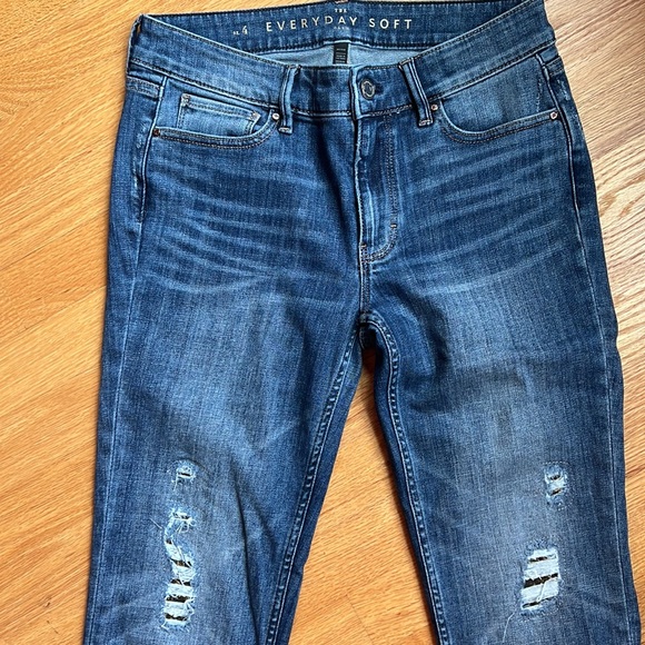 WHITE HOUSE BLACK MARKET JEANS EVERYDAY SOFT SLIM MIDRISE SIZE 4 - Picture 2 of 4